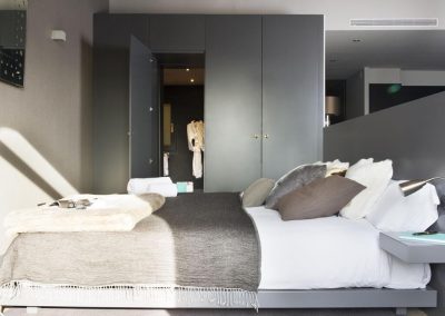 Dormitorio con cama doble / Double bed bedroom